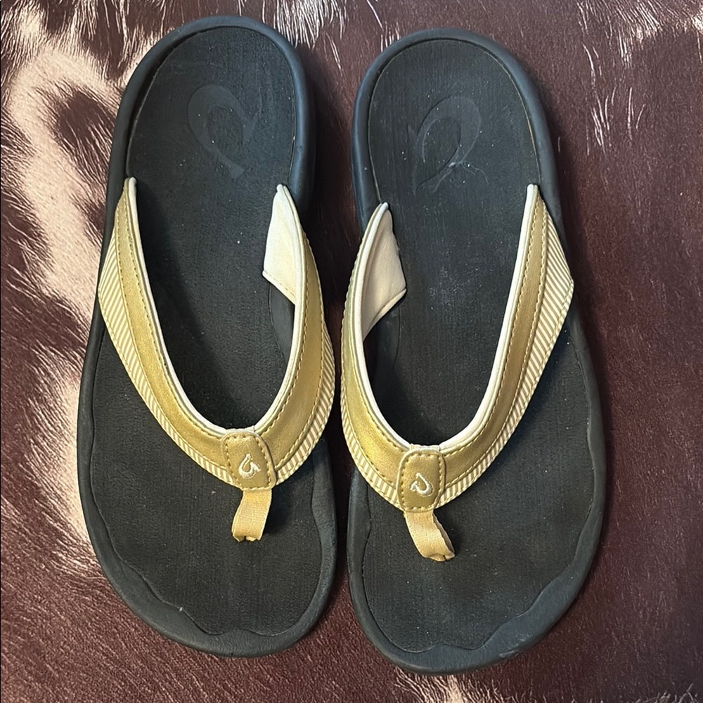 OluKai Obama Lani gold/beige flip flops, Women’s Size 6/EUR 36